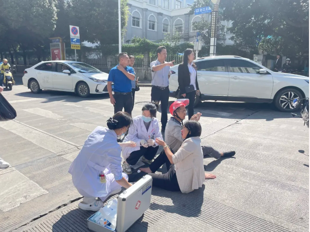 醫(yī)者仁心，冬日暖陽，在車禍瞬間閃耀——臨滄市中醫(yī)醫(yī)院急診科緊