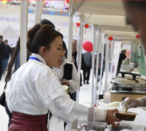 病隨食解，健康養生吃出來——臨滄中醫夜市鳳慶縣專場如期而來
