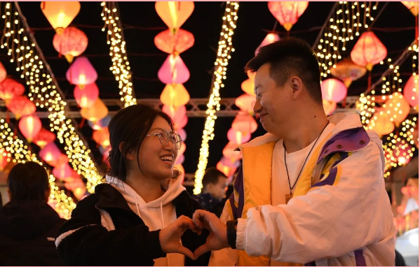 燈火闌珊處，悠悠草藥香——臨滄中醫夜市情人節特別版浪漫呈現